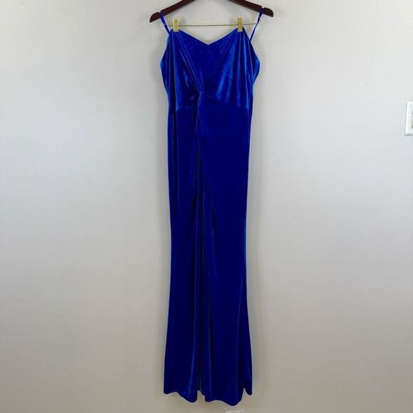 Liv Foster Velvet Strapless Gown 🗃️ - Picture 5 of 9